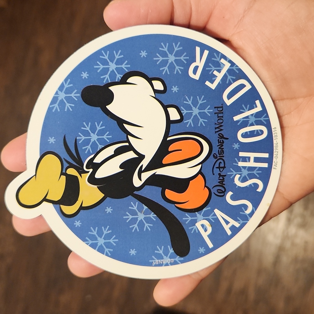 Goofy Winter time Magent Passholder Walt Disney World- Excellent Condition